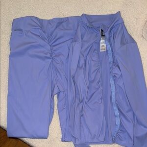 Pretty little thing active set. Bottom of the zipper is broken